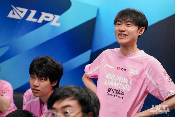 2025LPL总决赛：BLG捧起银龙杯，knight获得FMVP，收获职业生涯第六个LPL冠军