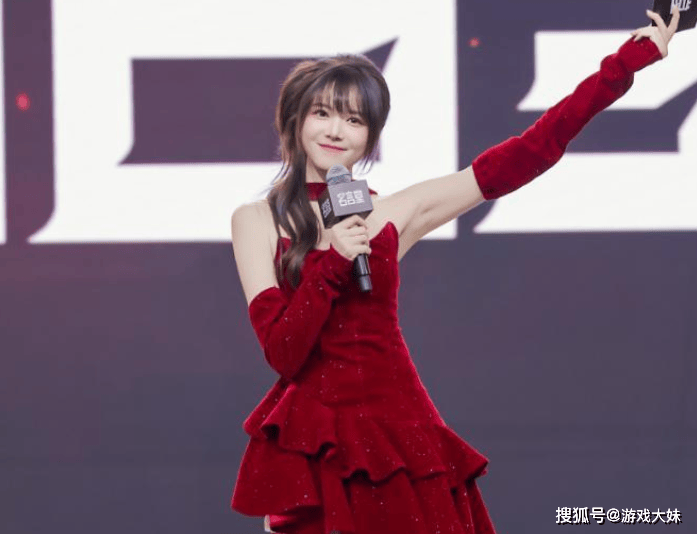 骆歆素颜直播,被夸颜值很高,展示身上多处淤青