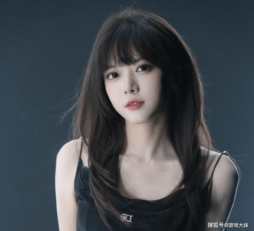 骆歆素颜直播,被夸颜值很高,展示身上多处淤青