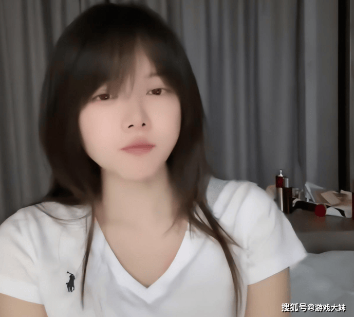 骆歆素颜直播,被夸颜值很高,展示身上多处淤青