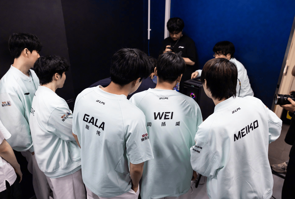 资讯:赢完BLG后Wei崩溃痛哭,被希然安慰好久才能采访