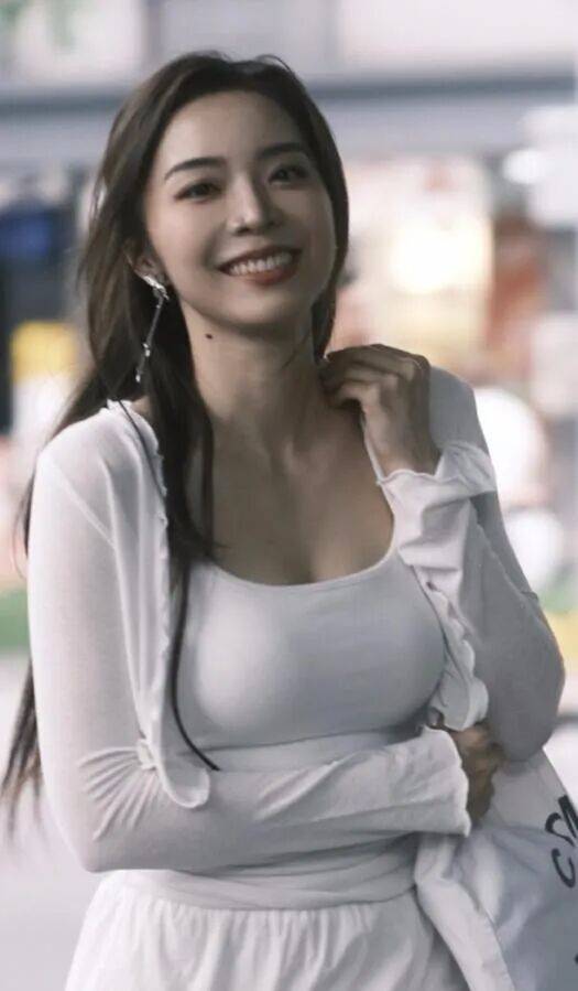 余霜：从LPL到央视的跨(kuà)界破壁者(zhě)