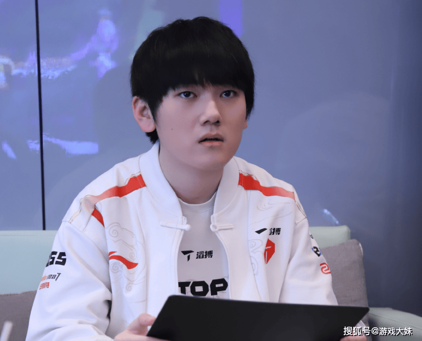 LOL皮(pí)膚(fū)投票排行，只有一款(kuǎn)冠(guān)军皮(pí)膚(fū)进入前(qián)100，看到(dào)就能想到(dào)IG